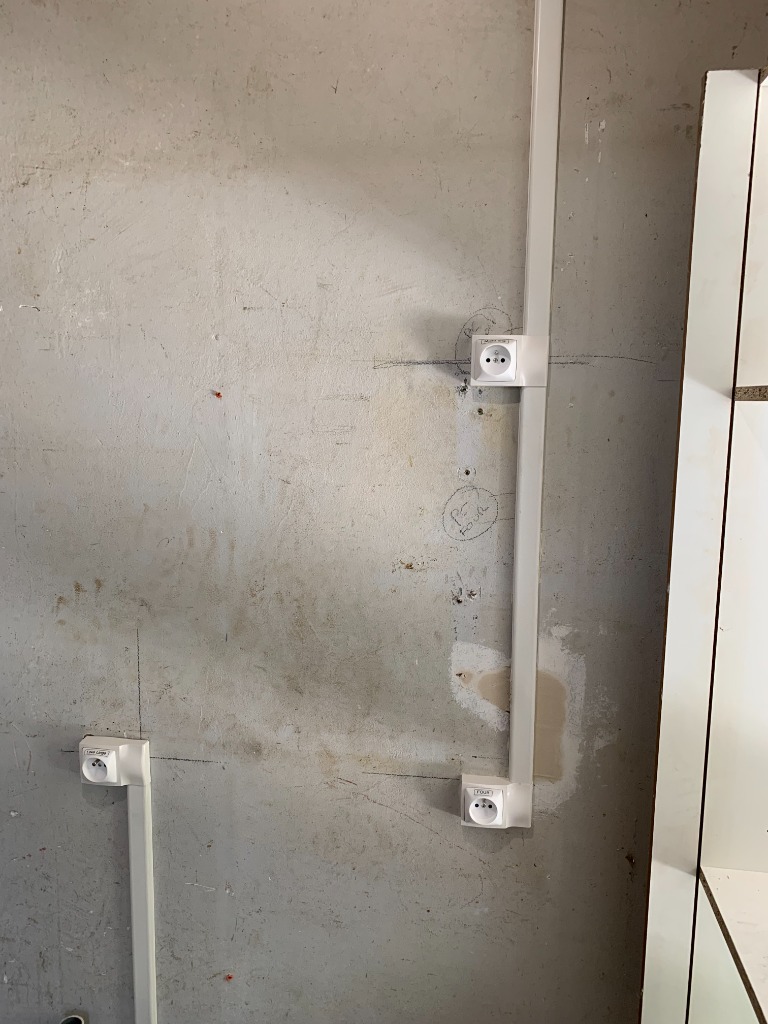 Rénovation électrique propre sous moulure apparente par électricien Troyes